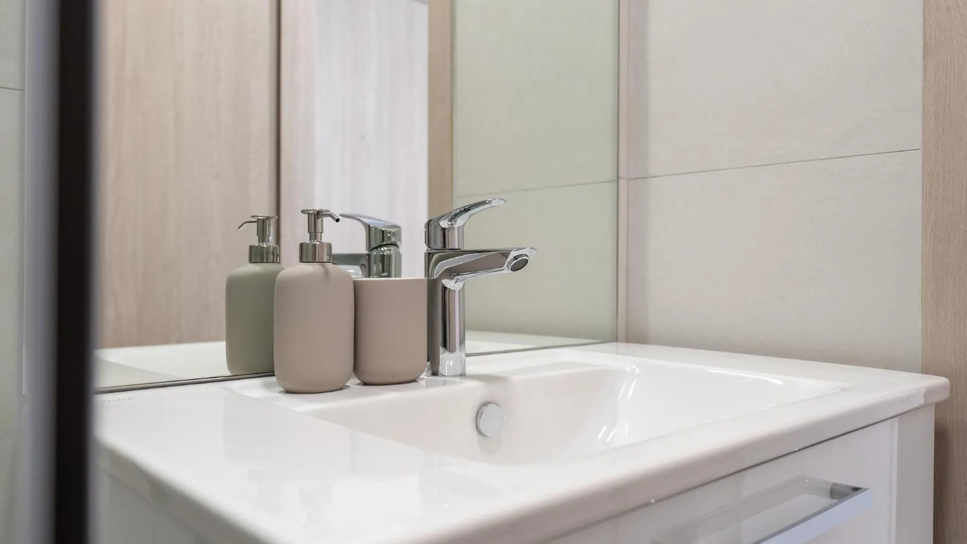 Apartment Bright & Airy Studio In Jvc Dubai